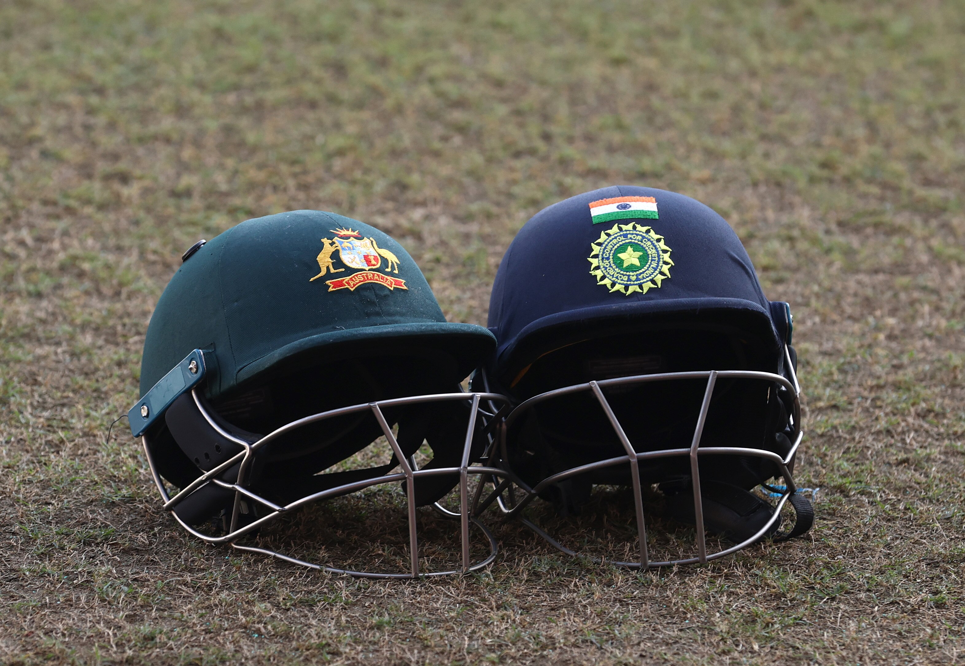印度头盔和澳大利亚头盔并排在草地上